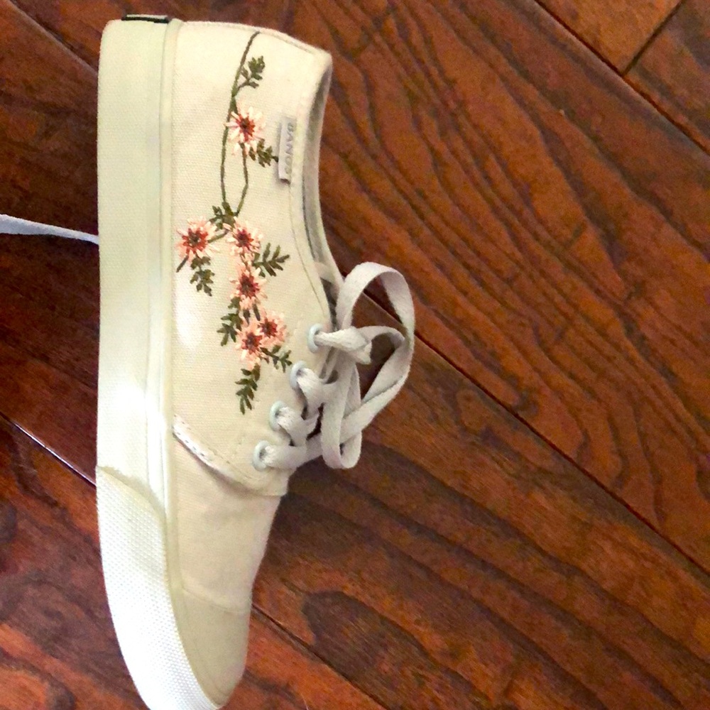 Bangs shoes. Cream colored flower detailing on sides. Women’s 5 or men’s 3.5